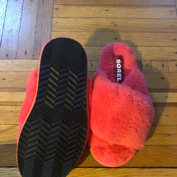 Brand New! SOREL Mail Run slipper. A fuzzy faux fur slipper in size 6 - Picture 4 of 5